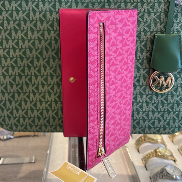 MICHAEL KORS
Reed Large Snap Signature Wallet
Electric Pink NWT - Picture 13 of 16